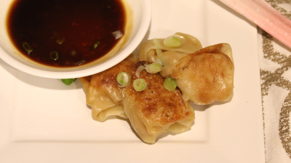 Ground chicken pot stickers with dipping sauce